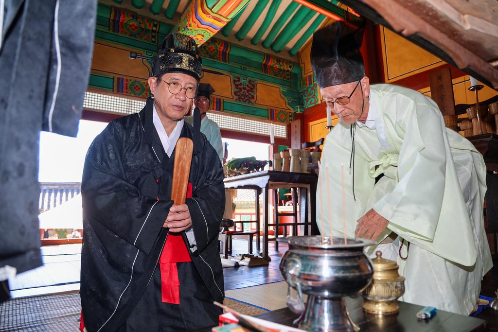 김해향교 문묘 추계석전 봉행 정영두 김해시장, 초헌관 참여 공식 게시물 사진