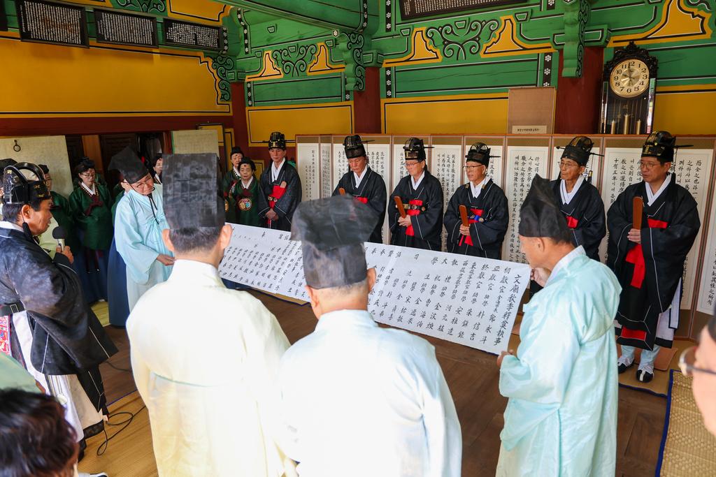 김해향교 문묘 추계석전 봉행 정영두 김해시장, 초헌관 참여 공식 게시물 사진